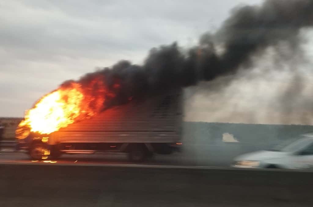 Video: se incendió un camión en plena Autopista Buenos Aires – La Plata