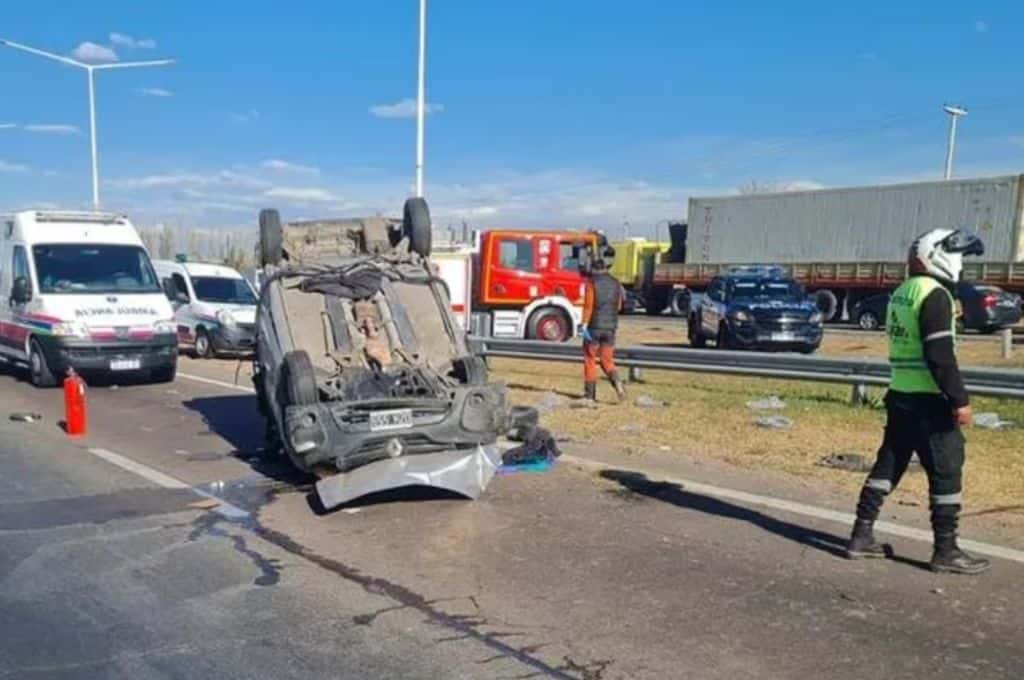 Mendoza: una camioneta volcó en el Acceso Sur y el conductor está grave