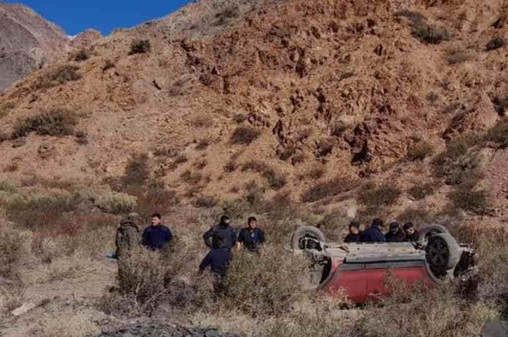 Grave accidente en Mendoza: volcó un auto con una familia chilena en Uspallata