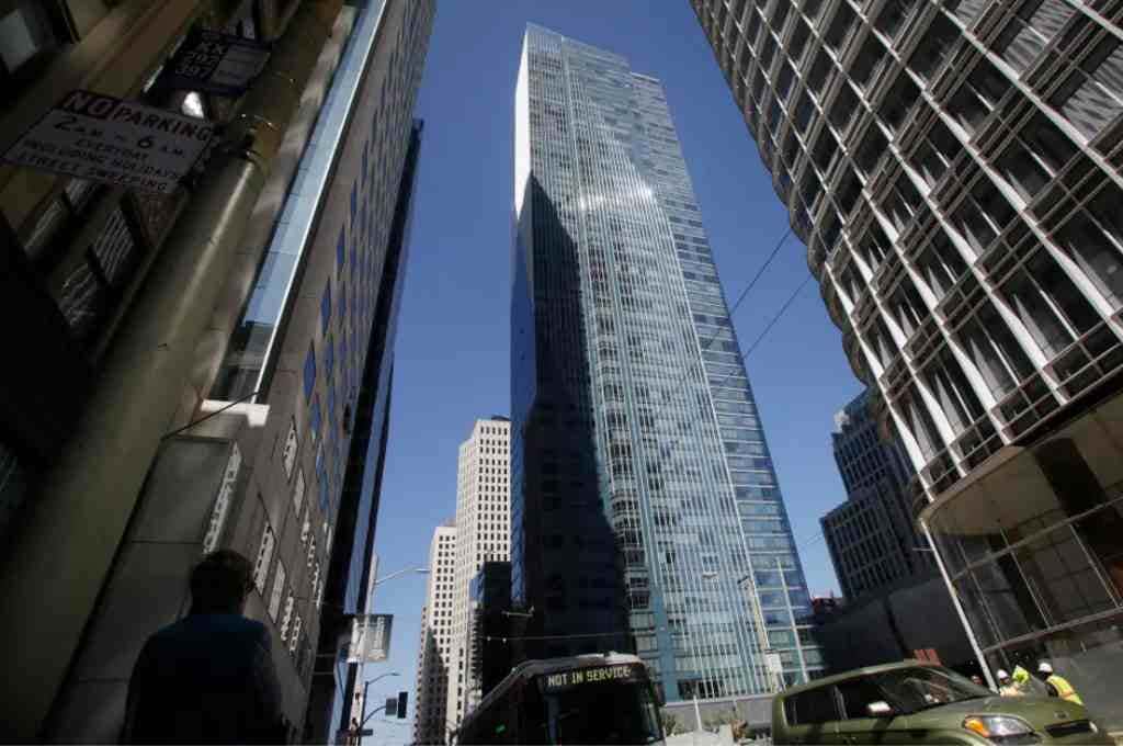 Continúa inclinándose y hundiéndose el rascacielos de los multimillonarios en San Francisco