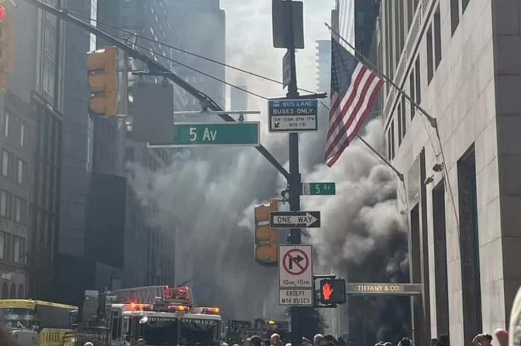 Video: se incendió la lujosa tienda de joyas Tiffany’s en pleno centro de Nueva York