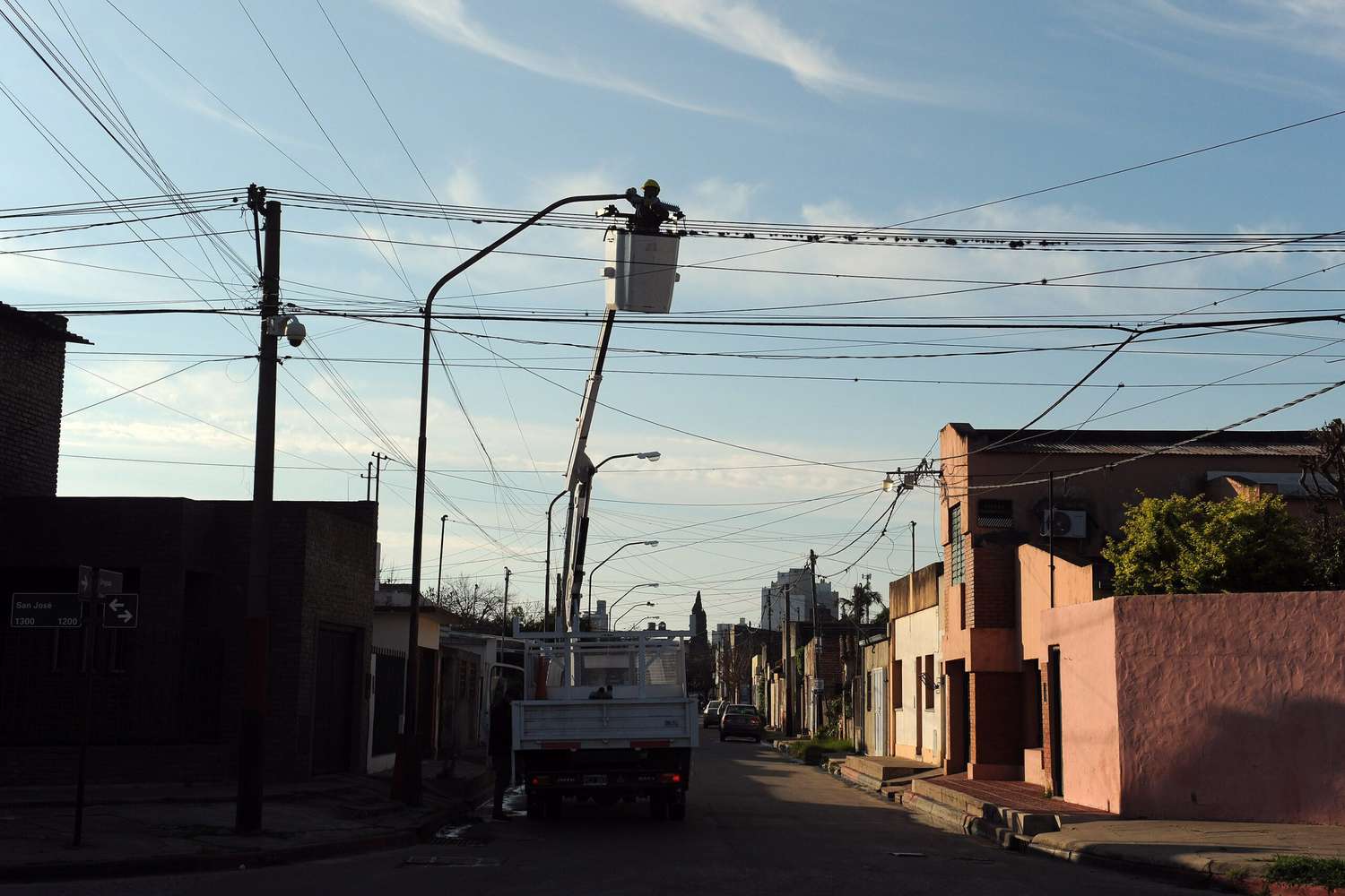 Se lleva adelante la colocación de luces led en barrio San Lorenzo