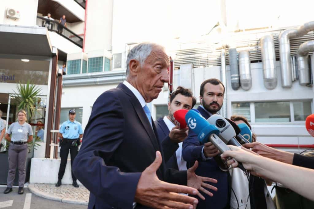 El presidente de Portugal se desmayó en un acto público: “Tomé moscatel caliente”