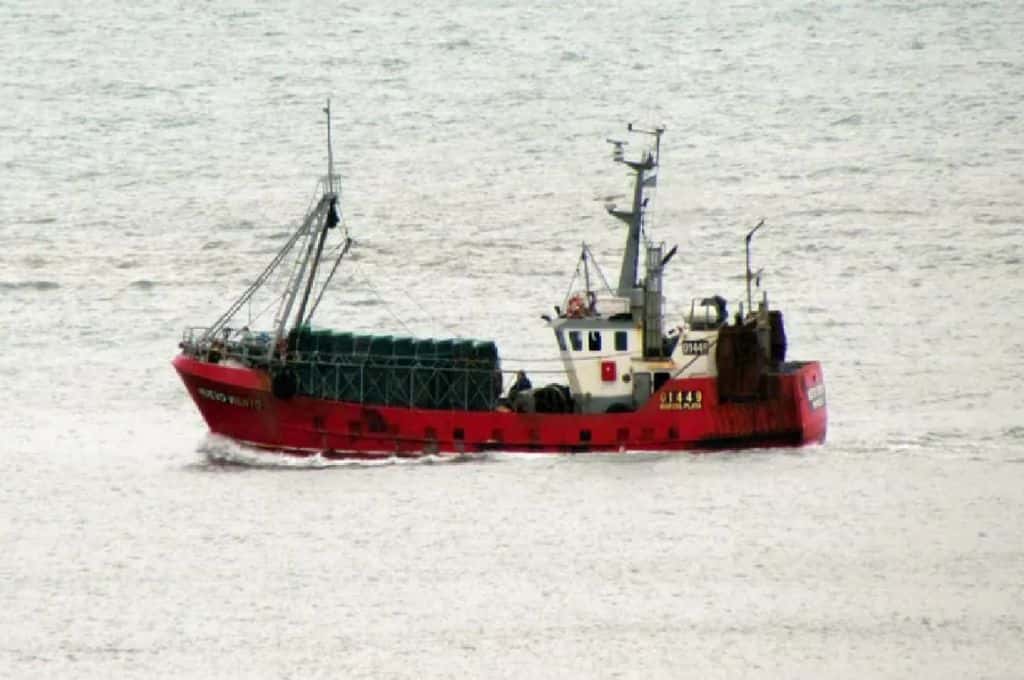 Desesperada búsqueda de un tripulante de un buque pesquero que cayó al agua cerca de Puerto Madryn