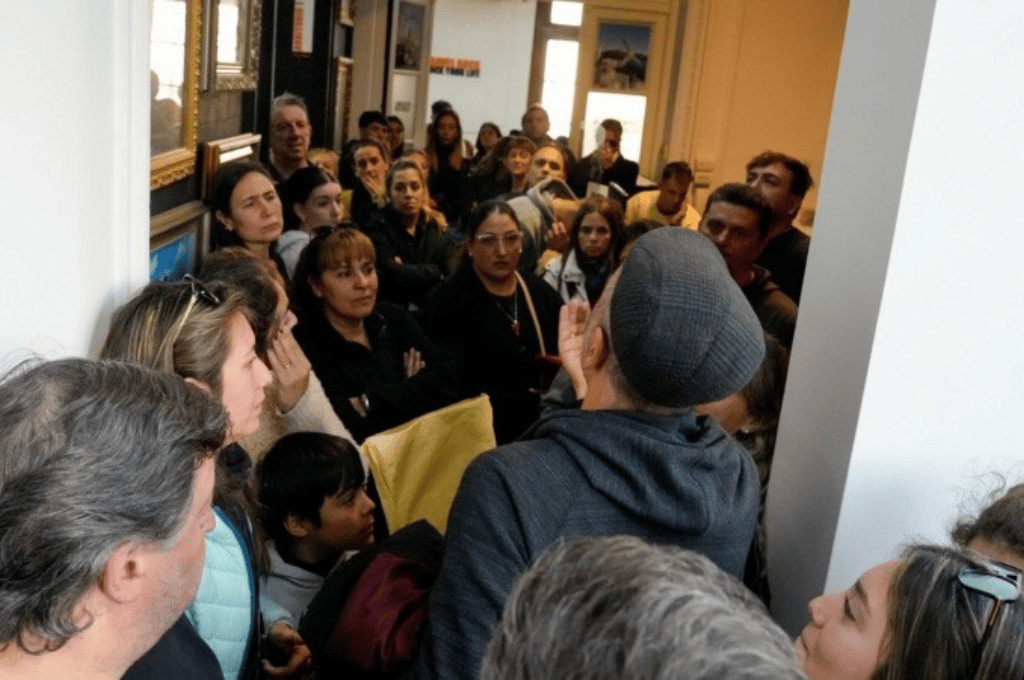 Rosario: un grupo de padres protestaron en una empresa de turismo estudiantil por la cancelación de viajes a Bariloche