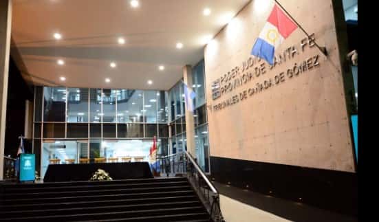 Cañada de Gómez: allanaron la oficina de una fiscal y ella se encadenó en Tribunales