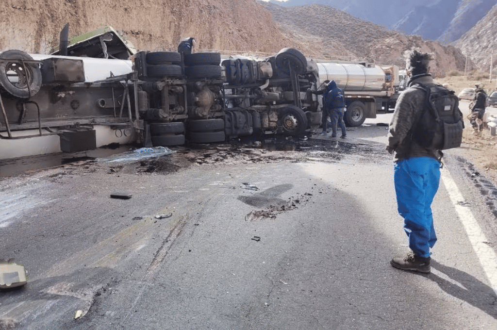Accidente fatal en el Paso Cristo Redentor: un choque frontal entre dos camiones dejó un muerto