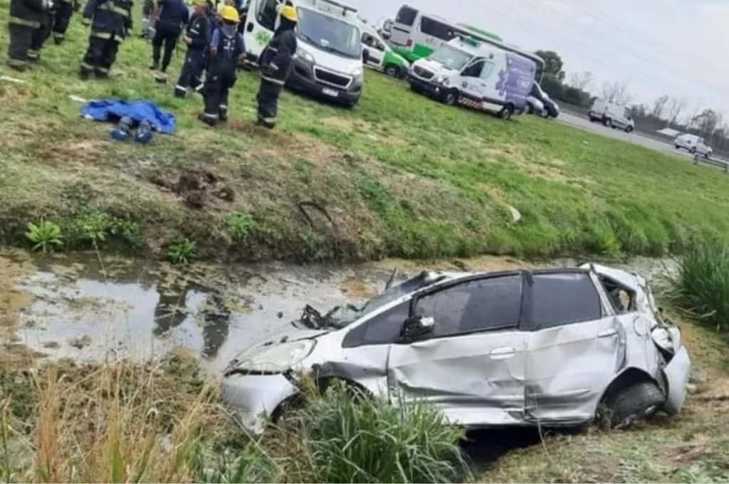 Tragedia en la autopista Buenos Aires-La Plata: perdió el control del auto, volcó y murió su hermana