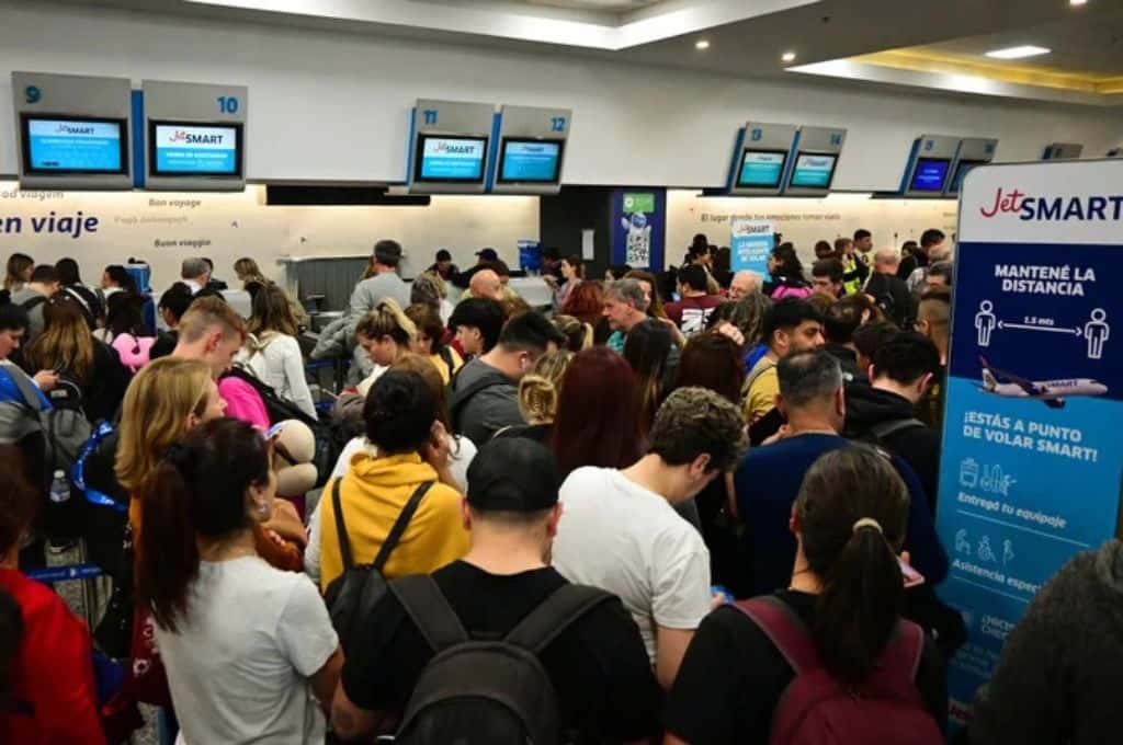 Casi terminan a las piñas: malestar por retención de valijas en el Aeroparque Jorge Newbery