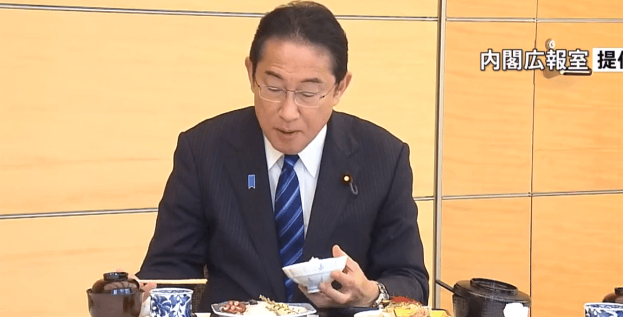 El primer ministro japonés comió pescado de Fukushima para mostrar que es "seguro y delicioso"