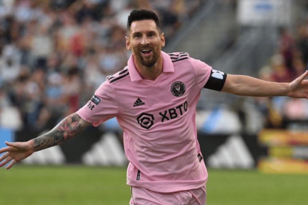 A los 20 minutos, la figura de Messi apareció para marcar su noveno gol con la camiseta de "Las Garzas".
