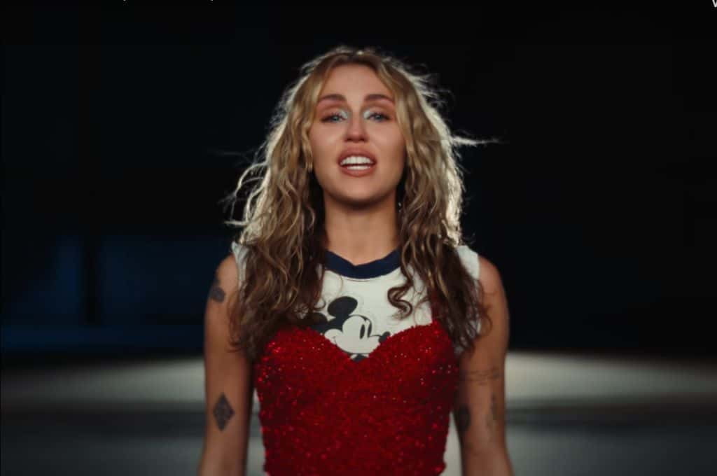 Con un agradecimiento a sus fans, Miley Cyrus lanzó su nueva canción “Used to be Young”