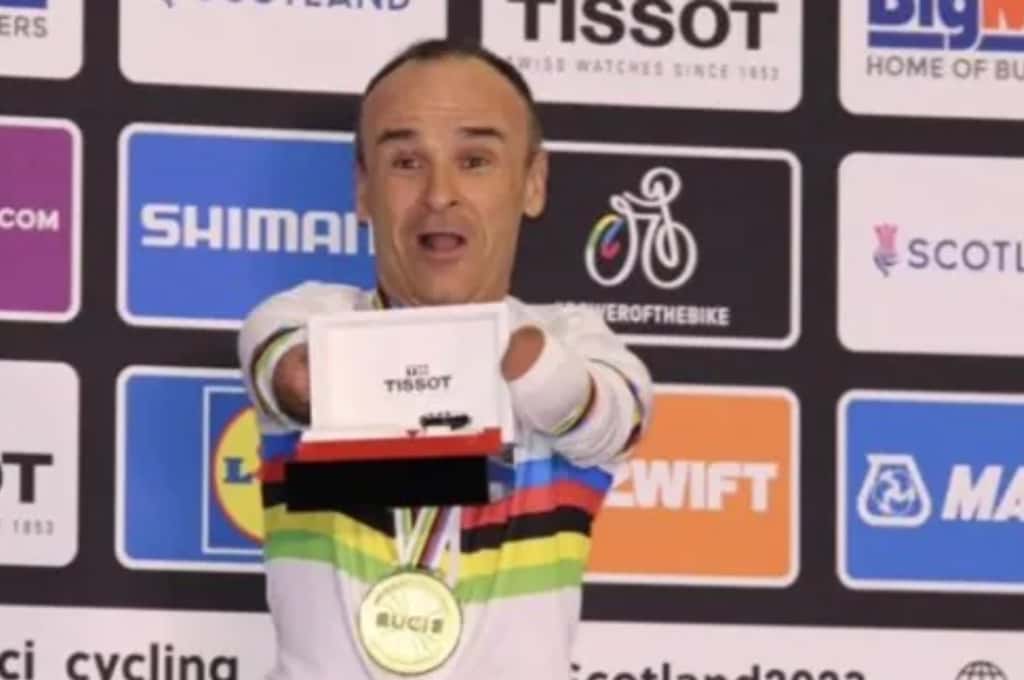 Video: ciclista paralímpico sin manos recibe de premio un reloj pulsera