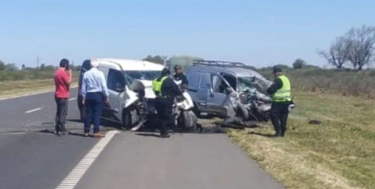 Accidente fatal en la Autopista: un choque entre dos autos dejó tres muertos