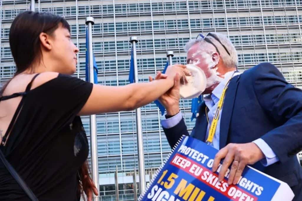 Video: activistas le dieron un tortazo al director de una aerolínea irlandesa