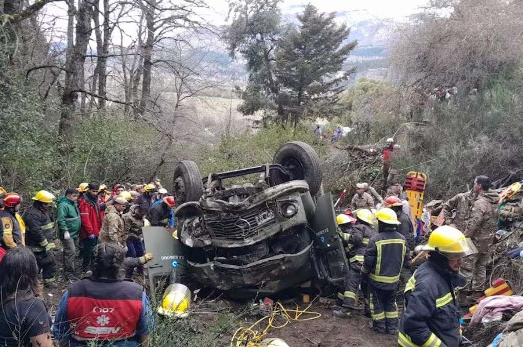 Desbarrancó un camión del Ejército en Neuquén: hay muertos y decenas de soldados heridos