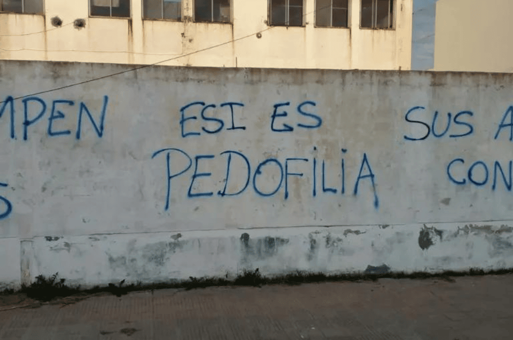 La Plata: más de 10 escuelas aparecieron con pintadas en contra de la ESI