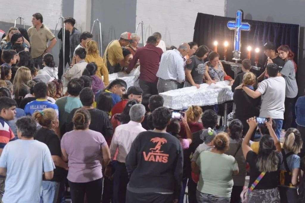 El último adiós a Huguito Flores: una multitud se hizo presente en el velatorio