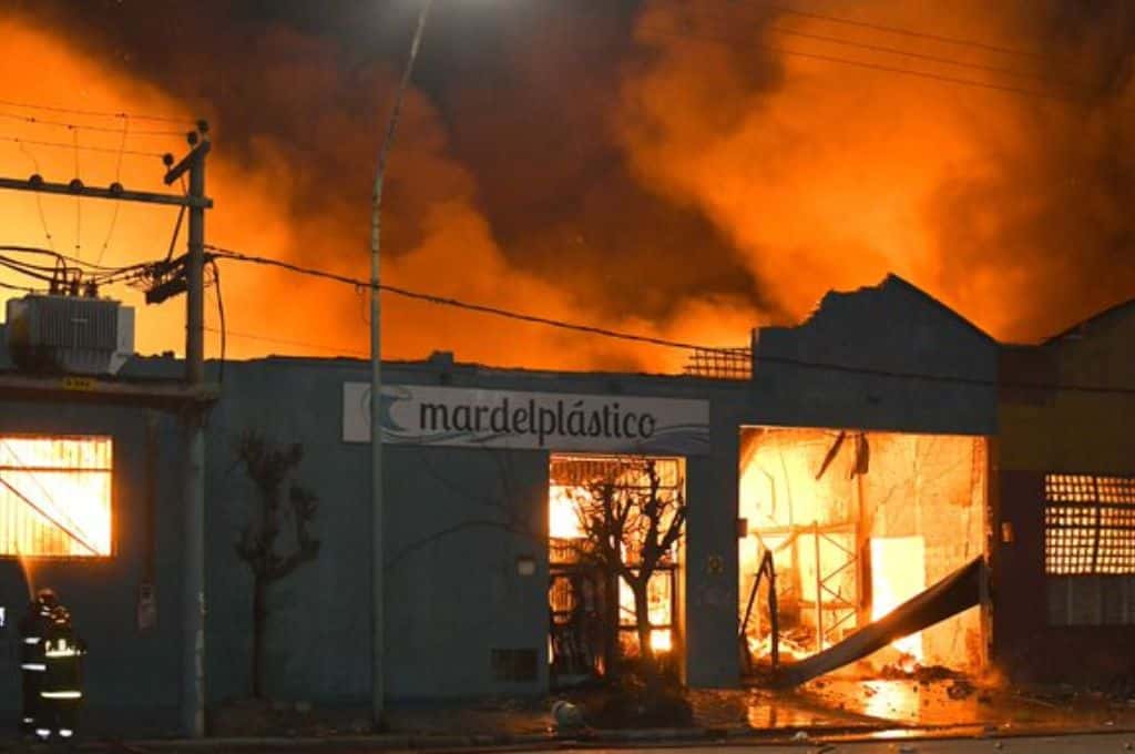 Voraz incendio en Mar del Plata: se prendió fuego una fábrica de plásticos