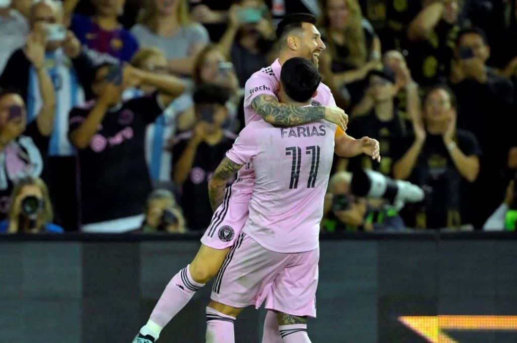 El festejo de Facundo Farías y Lionel Messi