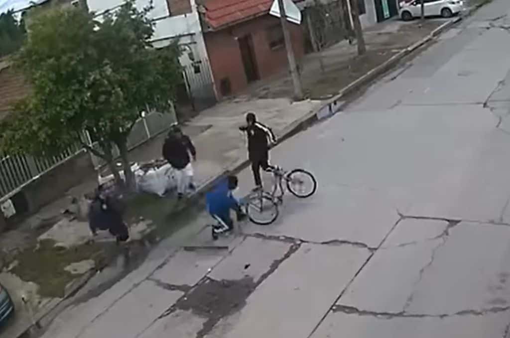 Ingeniero Budge: atacaron a palazos a un adolescente para robarle la bici y lo dejaron convulsionando