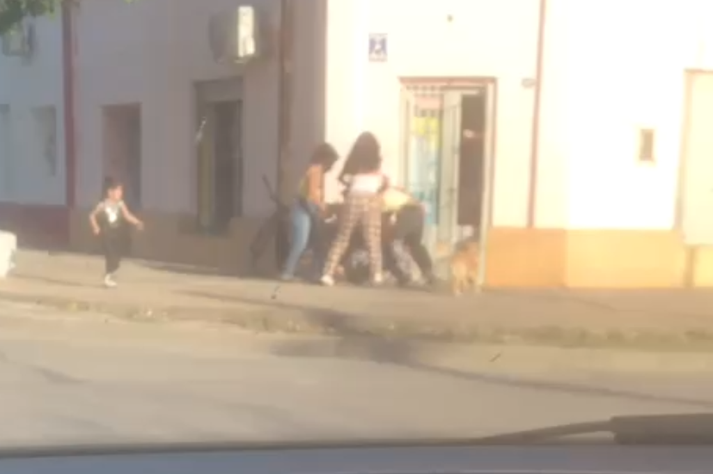 A las piñas y patadas: así fue el salvaje ataque de cuatro mujeres a otra en plena calle en San Cristóbal