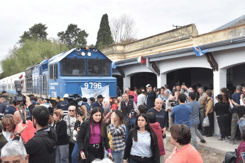 Después de más de 30 años, el tren partió desde la Estación Guadalupe y llegó a Laguna Paiva