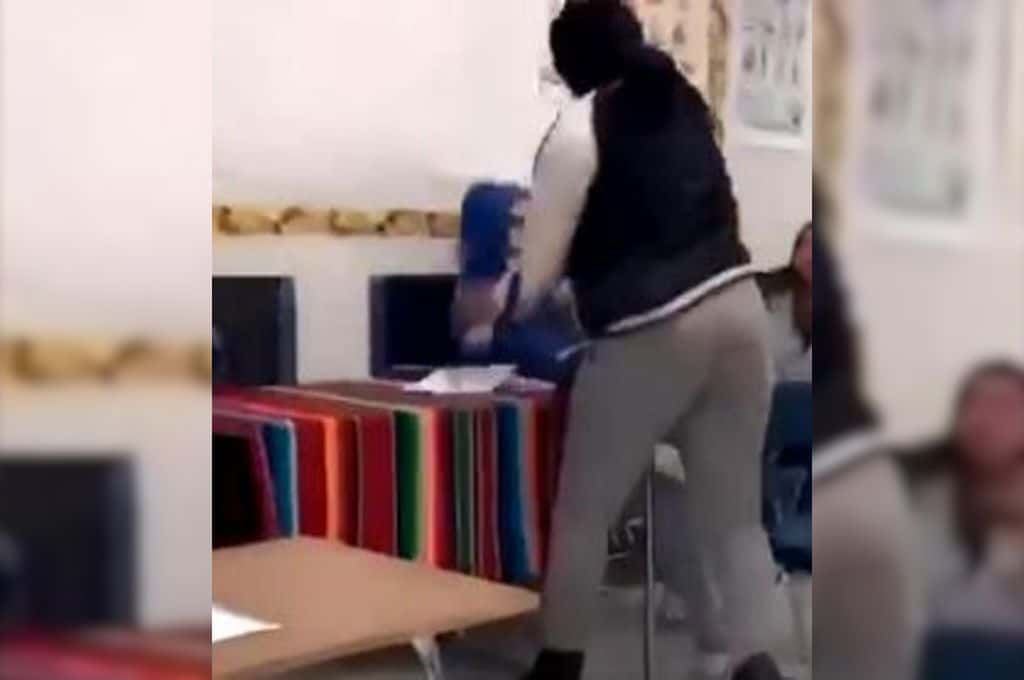 Video: una alumna desmayó a su profesora tras tirarle una silla en la cabeza