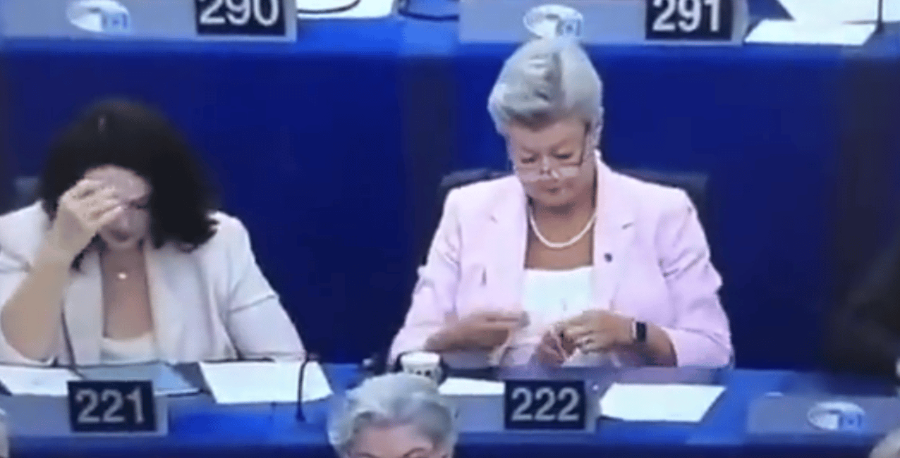 Filmaron a una funcionaria tejiendo en plena sesión del Parlamento Europeo
