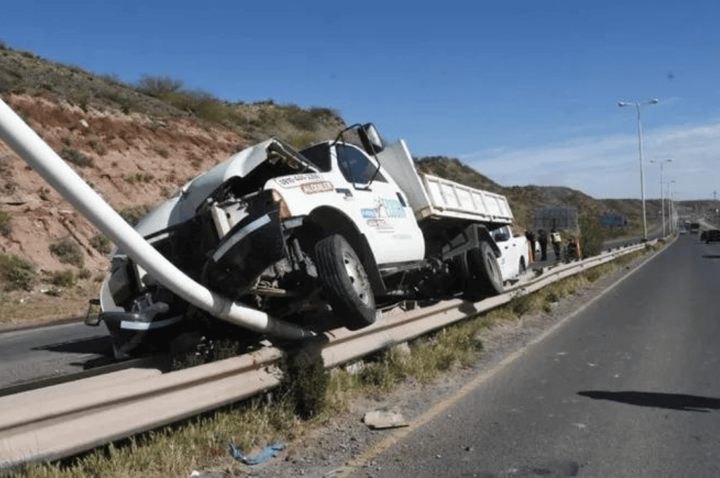 Impresionante accidente en Ruta 7: un camión terminó impactando contra un poste y subido en el guardarrail