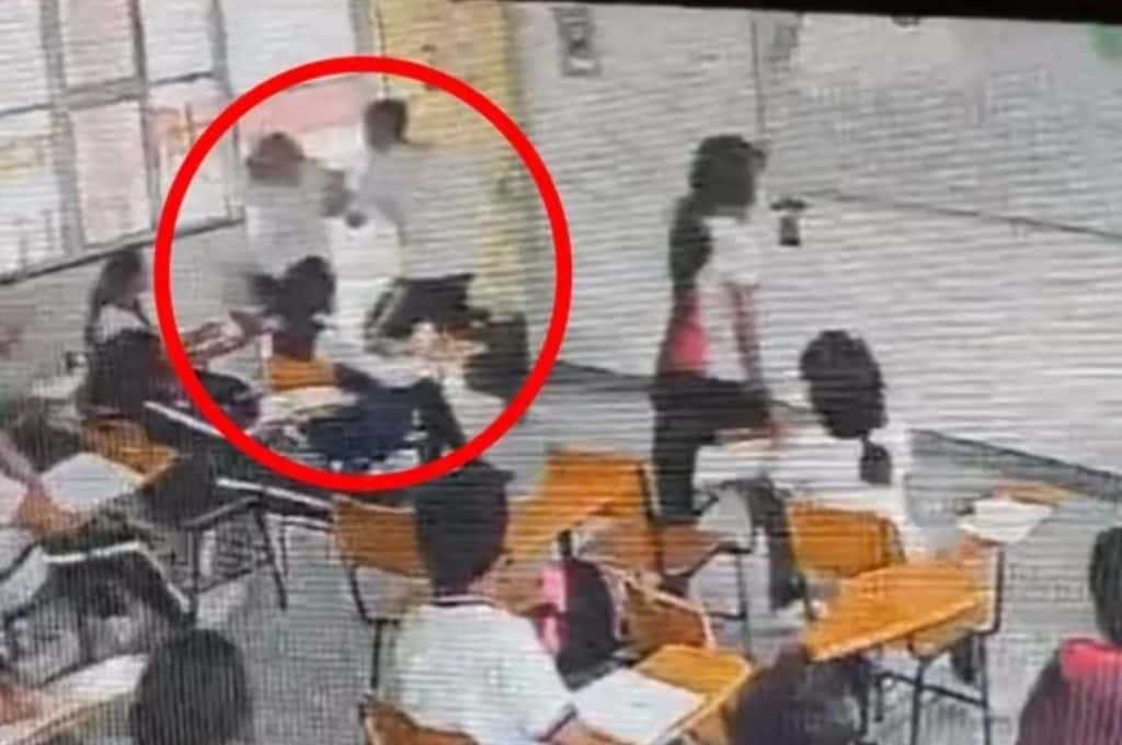 Video: estudiante apuñaló por la espalda a su maestra en medio de una clase