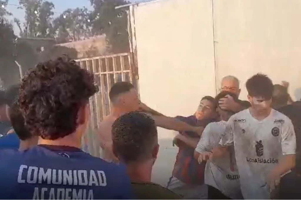 Feroz batalla campal entre jugadores e hinchas de Vecinal Gálvez y Academia Cabrera