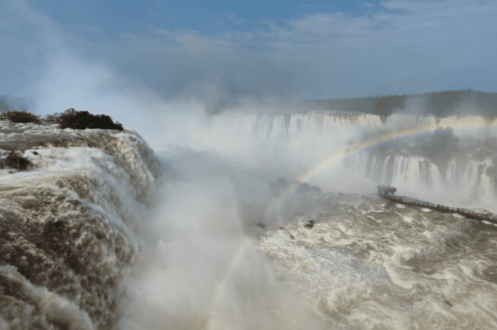 Video: la extraordinaria crecida del río Iguazú obligó a cerrar las Cataratas en Misiones