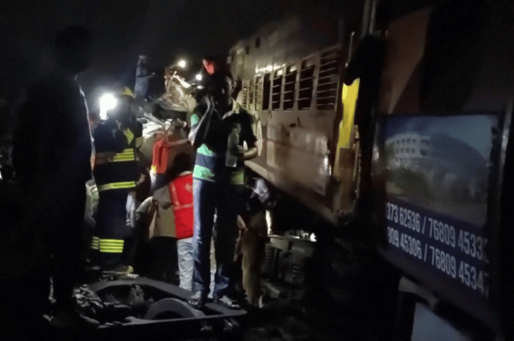 Video: choque de trenes en India deja al menos 14 muertos y decenas de heridos