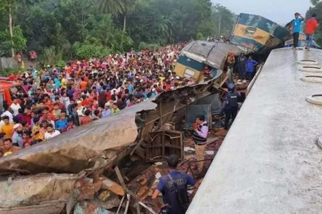 Al menos 17 muertos y decenas de heridos por un choque de trenes en Bangladesh