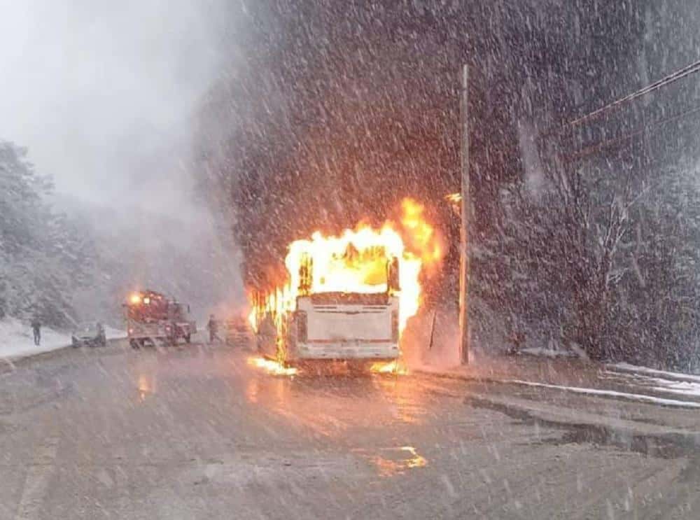 Video: en medio de una intensa nevada se incendió un colectivo en Ushuaia