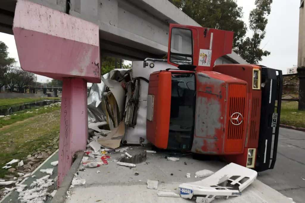Un camión cargado con pastas volcó tras chocar contra un puente en Córdoba