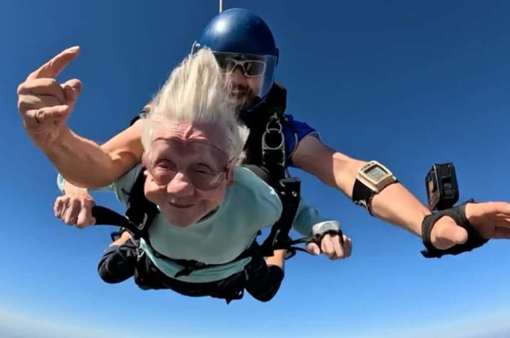 Murió la anciana de 104 años que batió un récord Guiness tras saltar en paracaídas