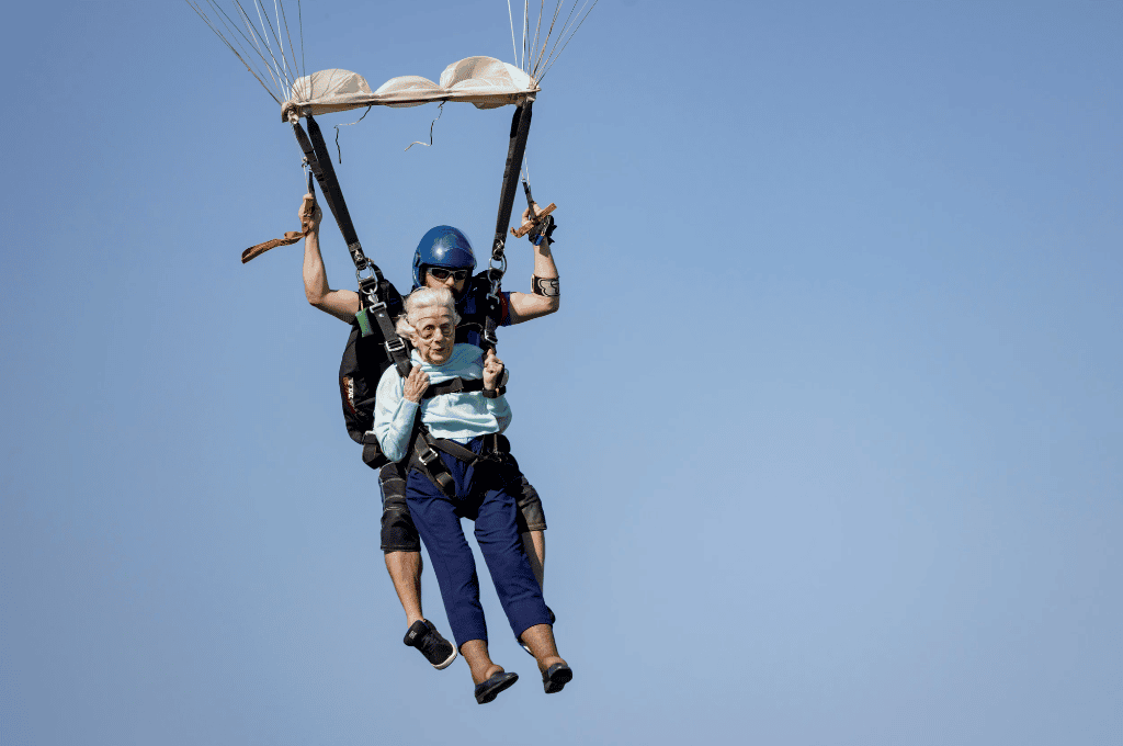 Video: tiene 104 años, saltó en paracaídas y se convirtió en récord Guinness