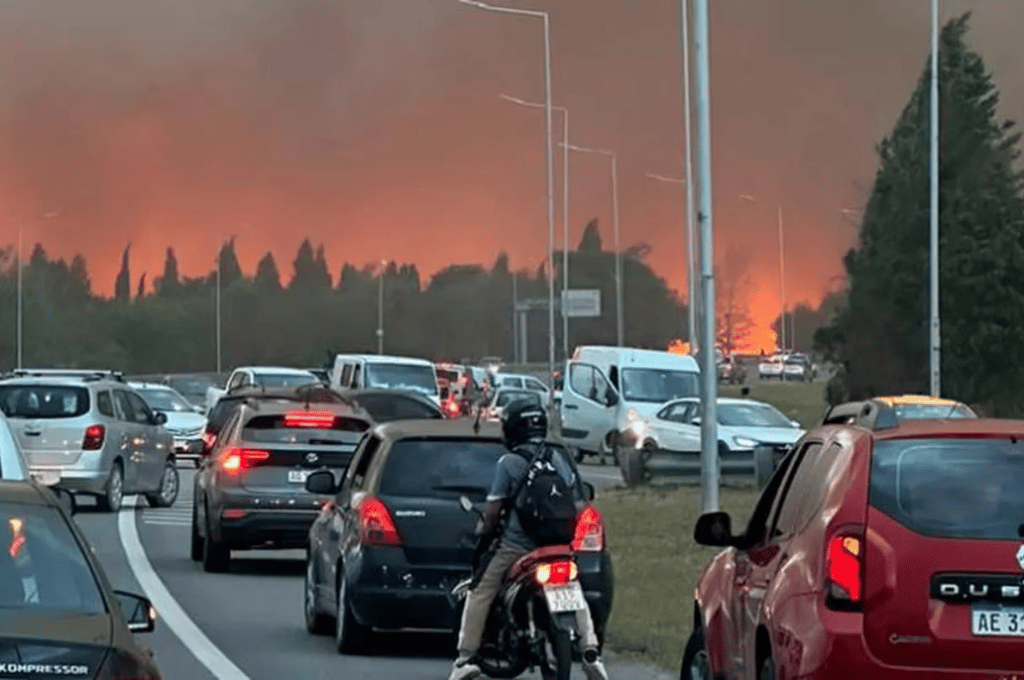 Video: un voraz incendio forestal en Córdoba dejó a una mujer entre medio de las llamas y el humo