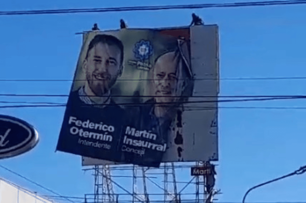 Video: así bajan el cartel de candidatura de Martín Insaurralde como concejal de Lomas de Zamora