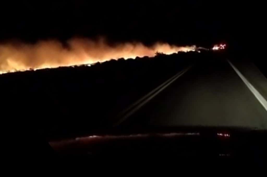 Video: feroz incendio en las costas de la laguna de Melincué