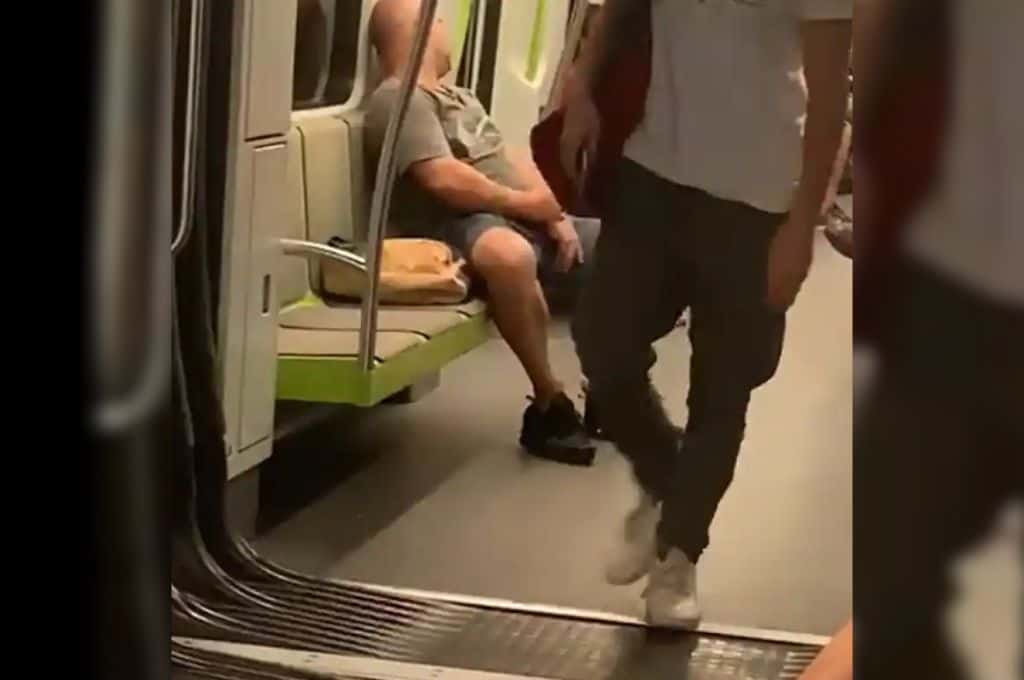 Video: se masturbó en el metro de Valencia y acabó a las piñas con un pasajero