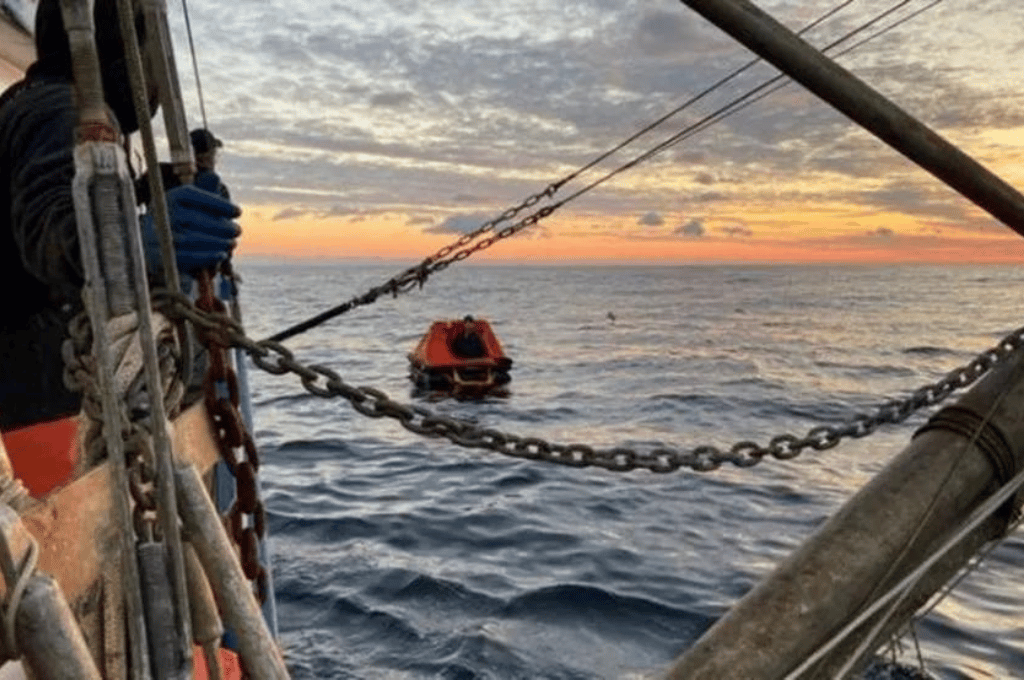 Un pescador estuvo desaparecido 13 días en medio del mar y fue encontrado vivo flotando en un bote salvavidas