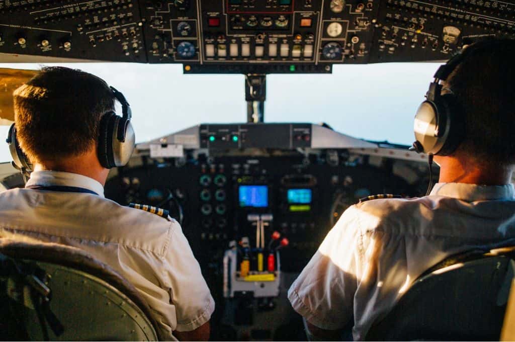 Pánico en el aire: un piloto intentó derribar un avión lleno de pasajeros en pleno vuelo