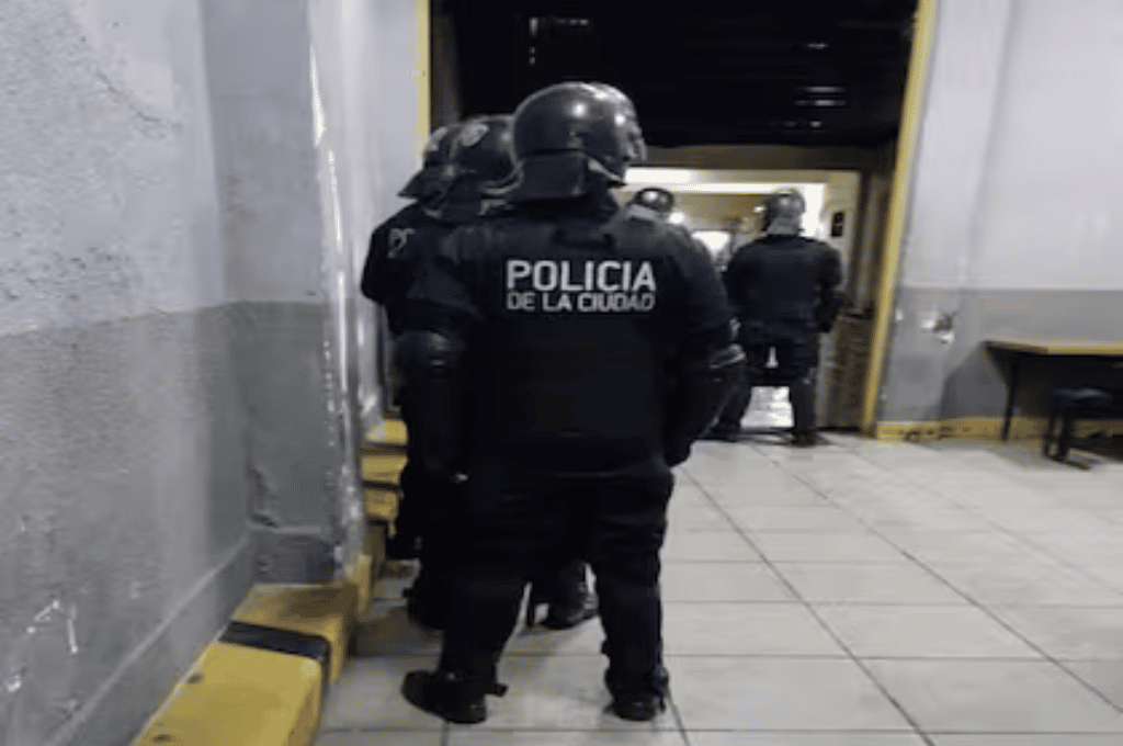 Buenos Aires: cuatro presos redujeron a un celador cuando les repartía la comida y se fugaron de una comisaría