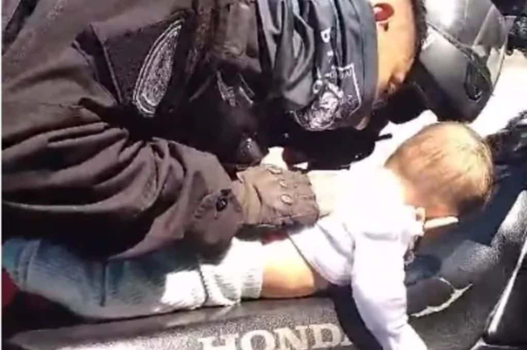 Video: el desesperante momento en que policías rosarinos salvan a una beba de morir ahogada