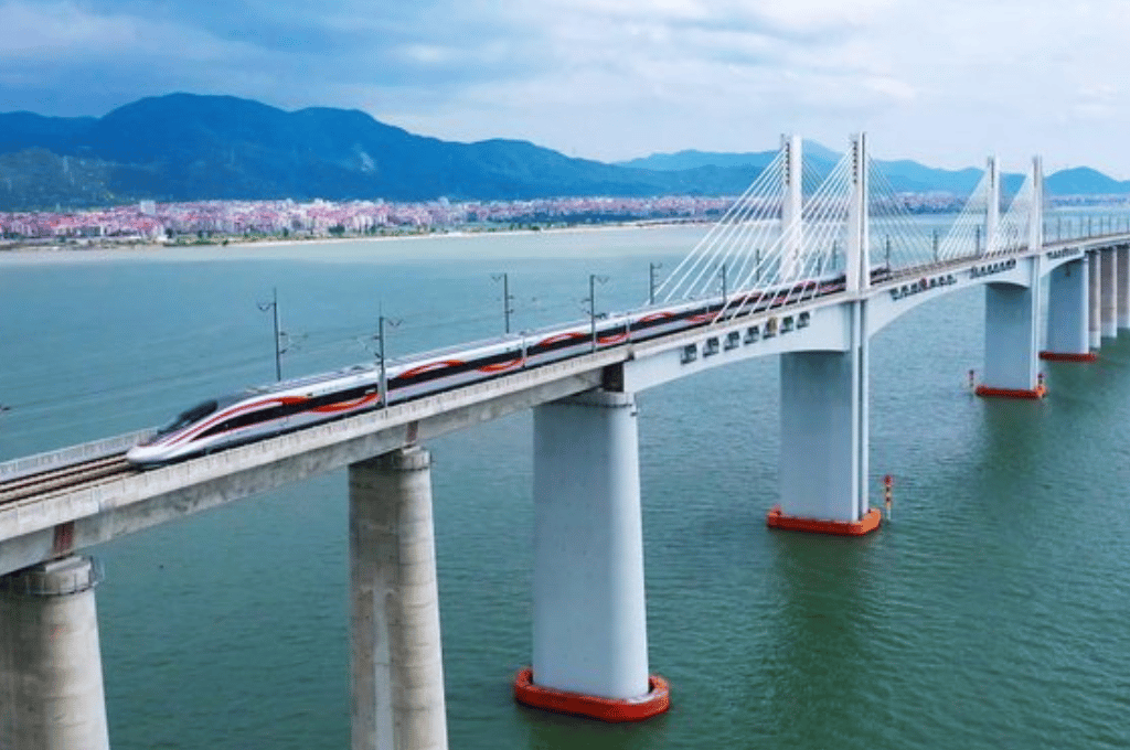 China estrenó su primer tren bala que viaja sobre el agua: alcanza 350 kilómetros por hora