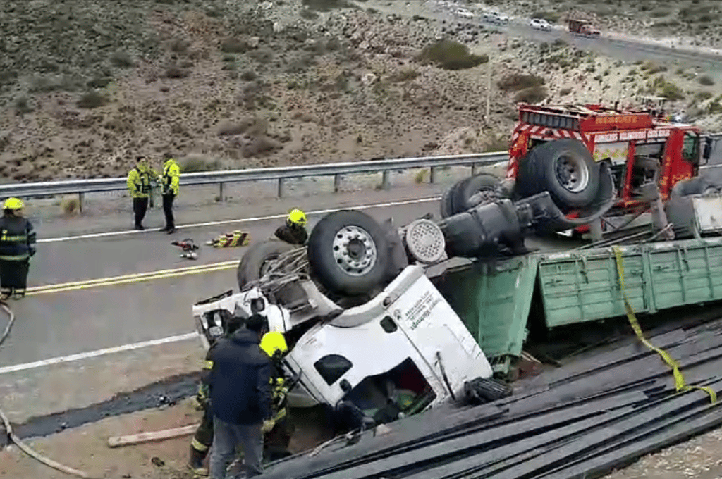 Video: volcó un camión en la Ruta 40 y tuvieron que rescatar al chofer
