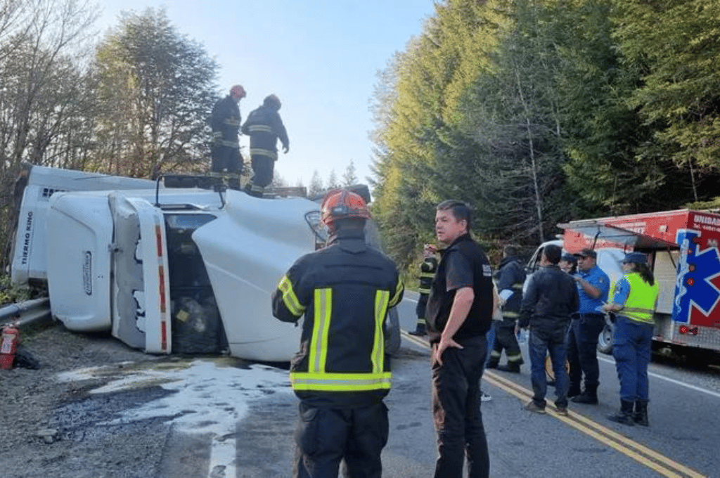 Impresionante accidente en Villa La Angostura: un camionero perdió el control y terminó volcando